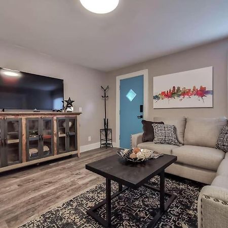 W-1E Awesome Westport Location Remodeled King Bed Villa Kansas City Exterior photo