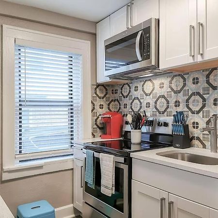 W-1E Awesome Westport Location Remodeled King Bed Villa Kansas City Exterior photo