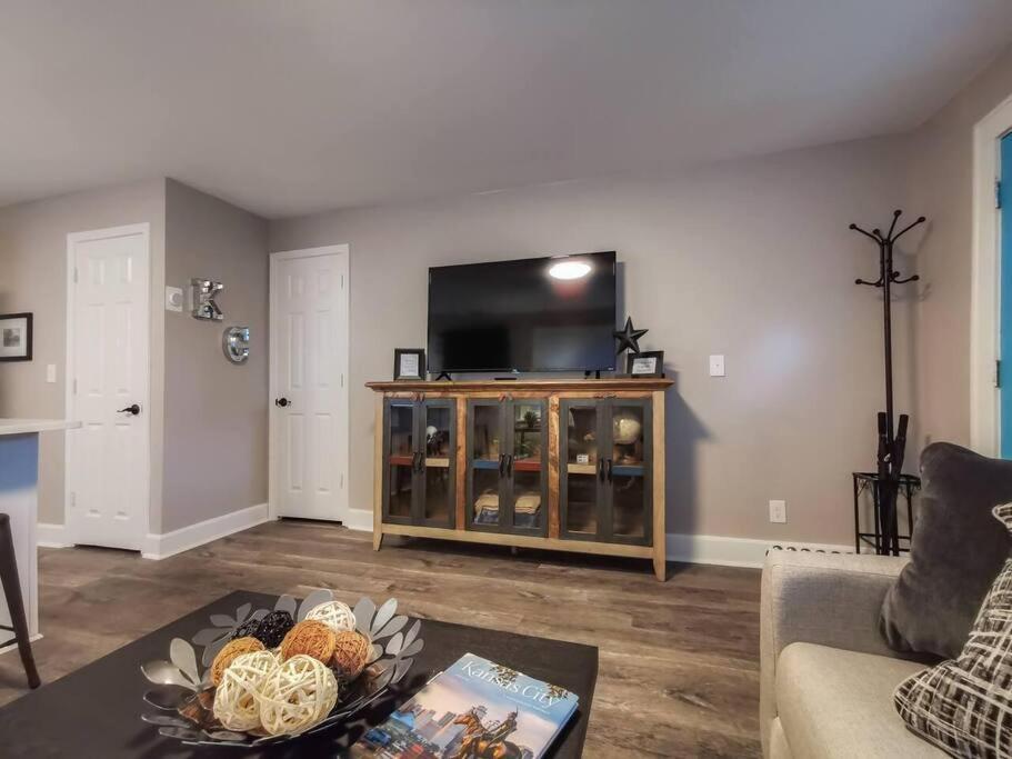 W-1E Awesome Westport Location Remodeled King Bed Villa Kansas City Exterior photo