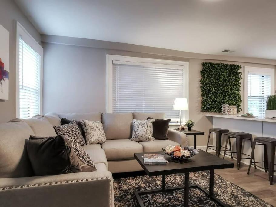 W-1E Awesome Westport Location Remodeled King Bed Villa Kansas City Exterior photo