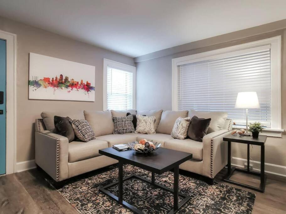 W-1E Awesome Westport Location Remodeled King Bed Villa Kansas City Exterior photo