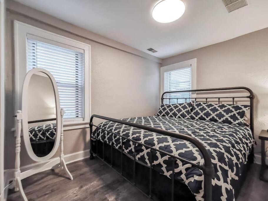 W-1E Awesome Westport Location Remodeled King Bed Villa Kansas City Exterior photo