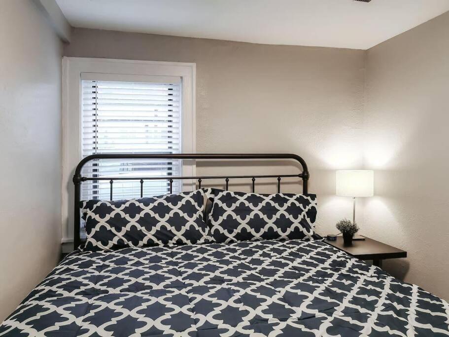 W-1E Awesome Westport Location Remodeled King Bed Villa Kansas City Exterior photo